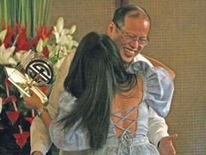 Polinar steals kiss from Philippine President