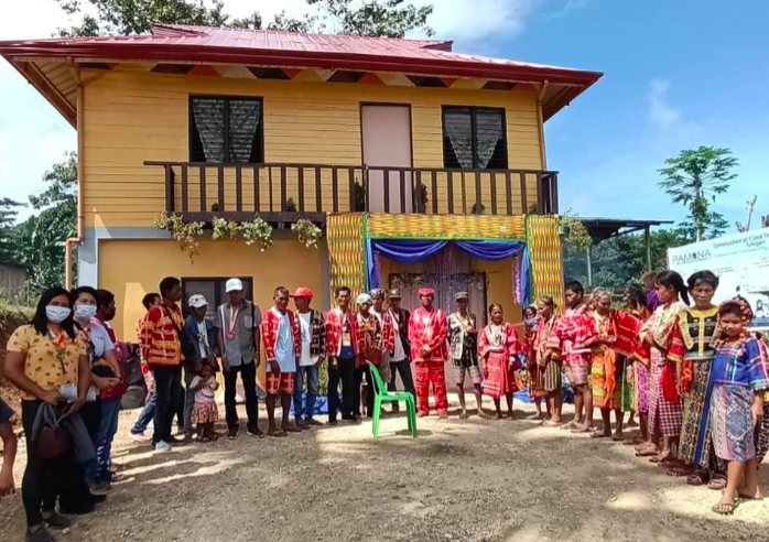 Matigsalug - Manobo IPs receive new tribal hall in Kitaotao