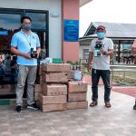 Bukidnon solon Flores distributes transistor radios to support DepEd program